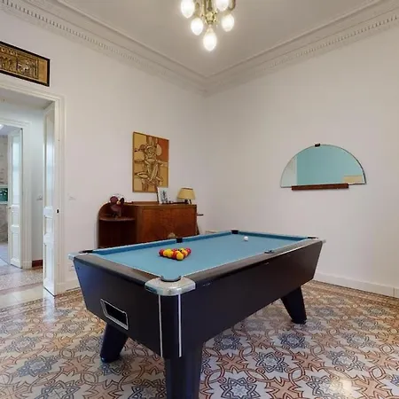 Charming Downtown Pool & Billiards Villa Nimes