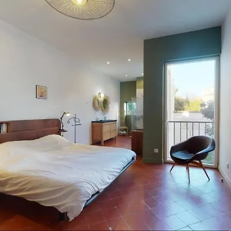 Charming Downtown Pool & Billiards Nimes